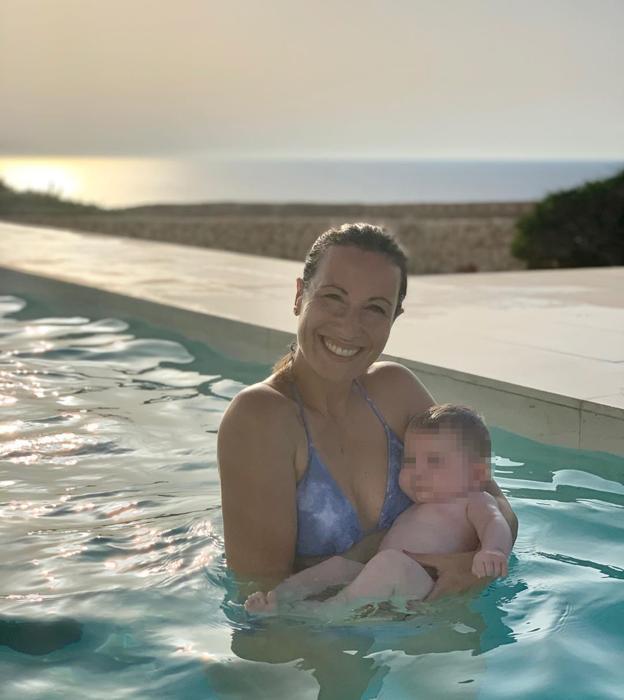 Ruth, hermana de Nuria Roca, en la piscina junto a su pequeña.