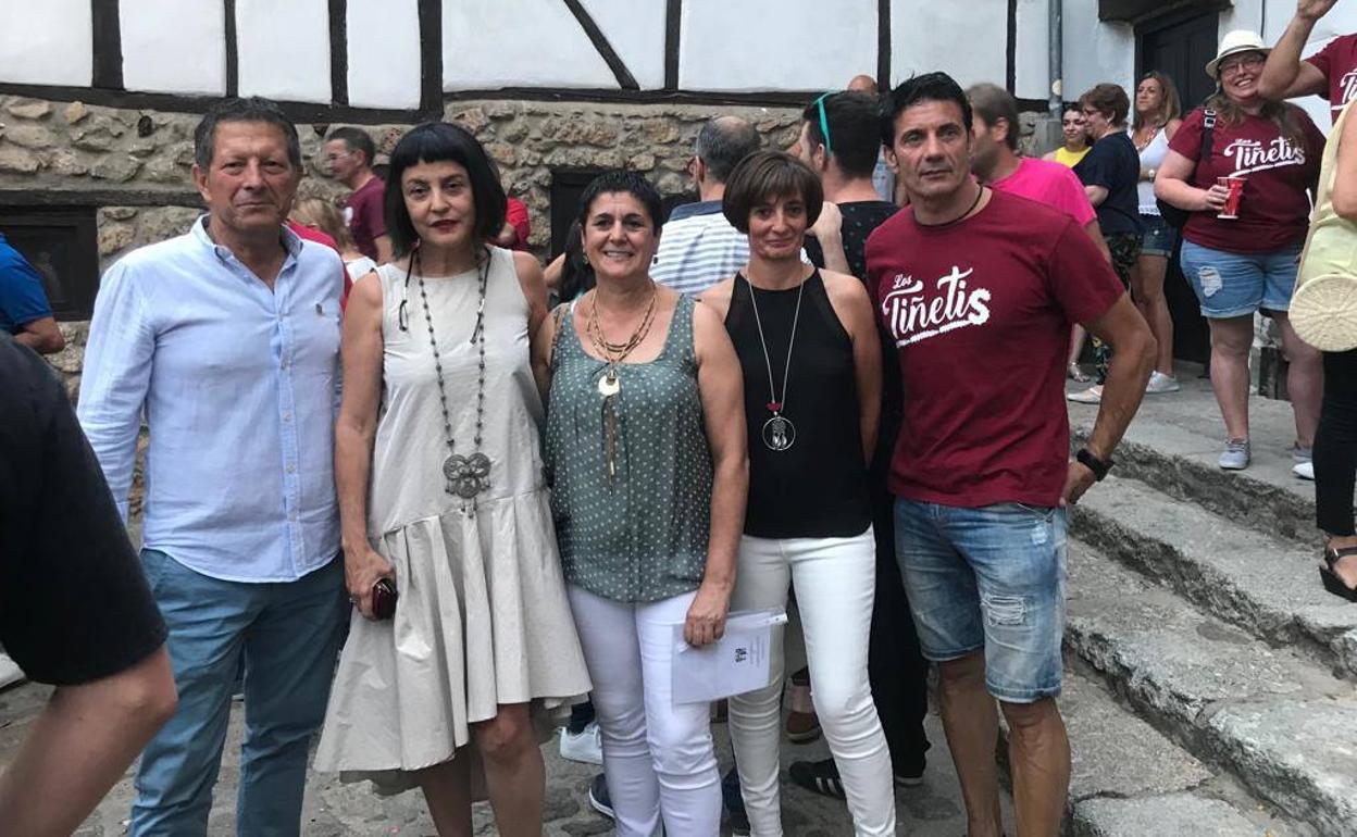 La diseñadora Fely Campo, junto a miembros del Ayuntamiento de Candelario, antes de dar su pregón de las fiestas de Santa Ana.