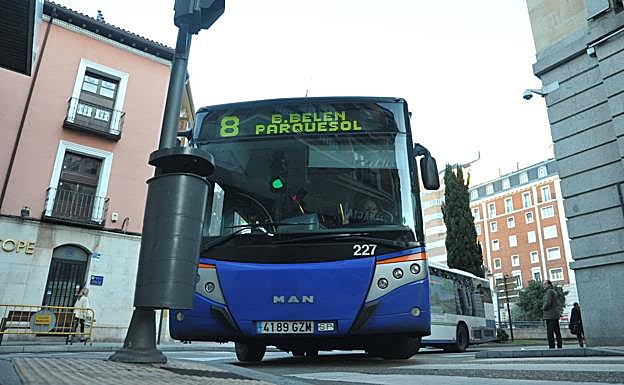Uno de los vehículos articulados de Auvasa con más de una década.