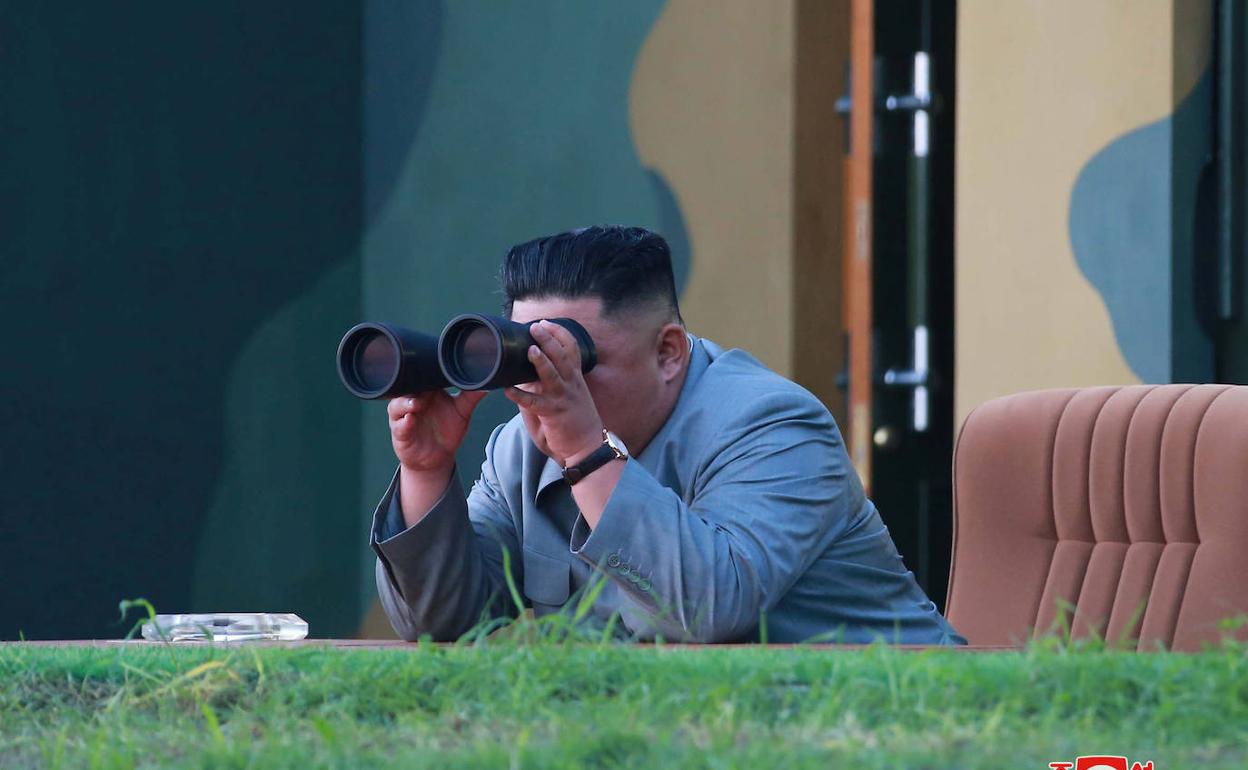 Kim Jong-un observa el lanzamiento de los dos nuevos misiles norcoreanos.