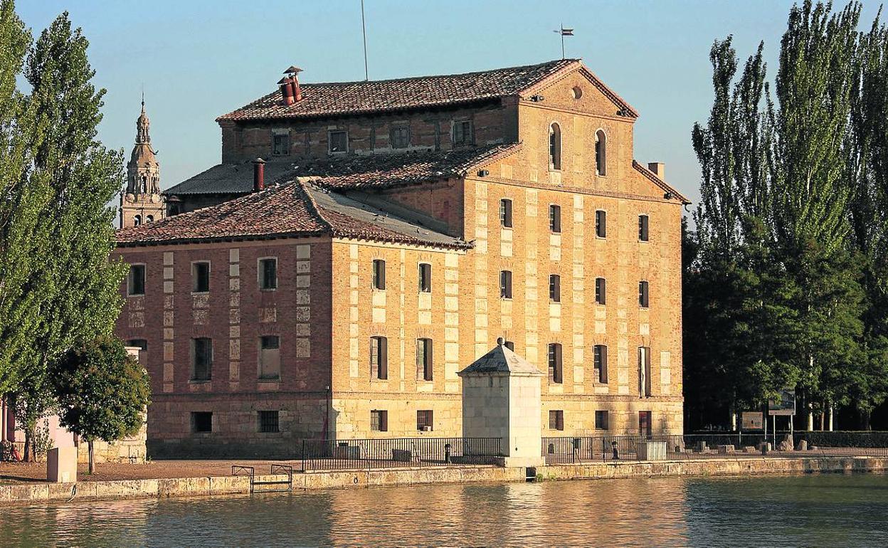 Dársena del Canal de Castilla de Rioseco, con la Fábrica de Harinas de San Antonio.