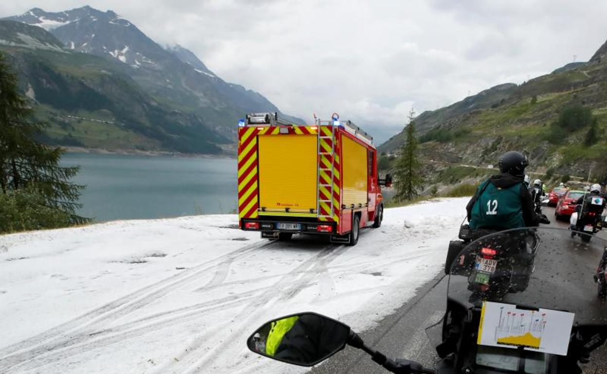 Nieve alrededor de la carretera por la que tenían que pasar los ciclistas. 