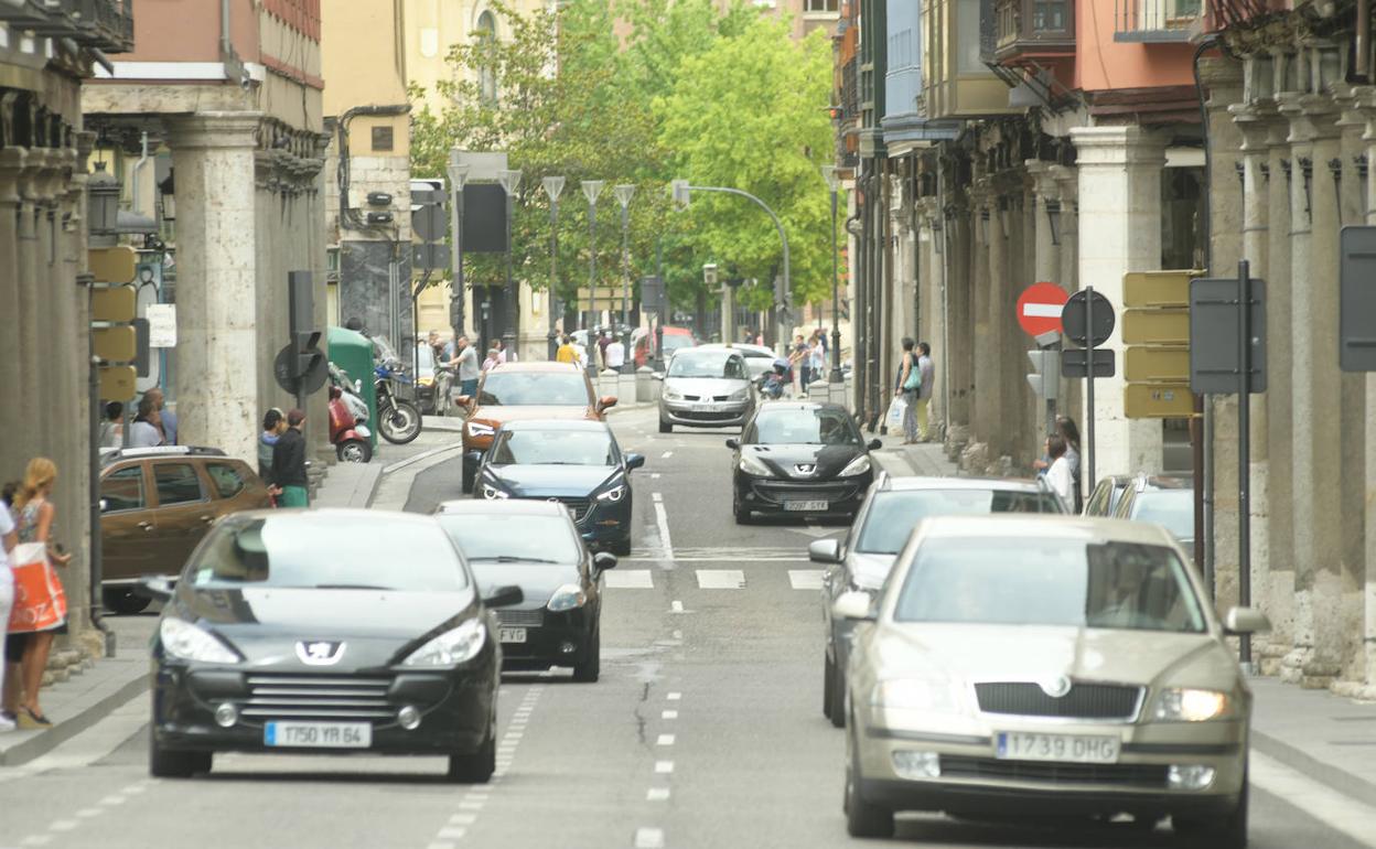 Los coches vuelven a circular por el centro, en esta imagen de hoy sábado por la mañana, tras el corte del viernes. 