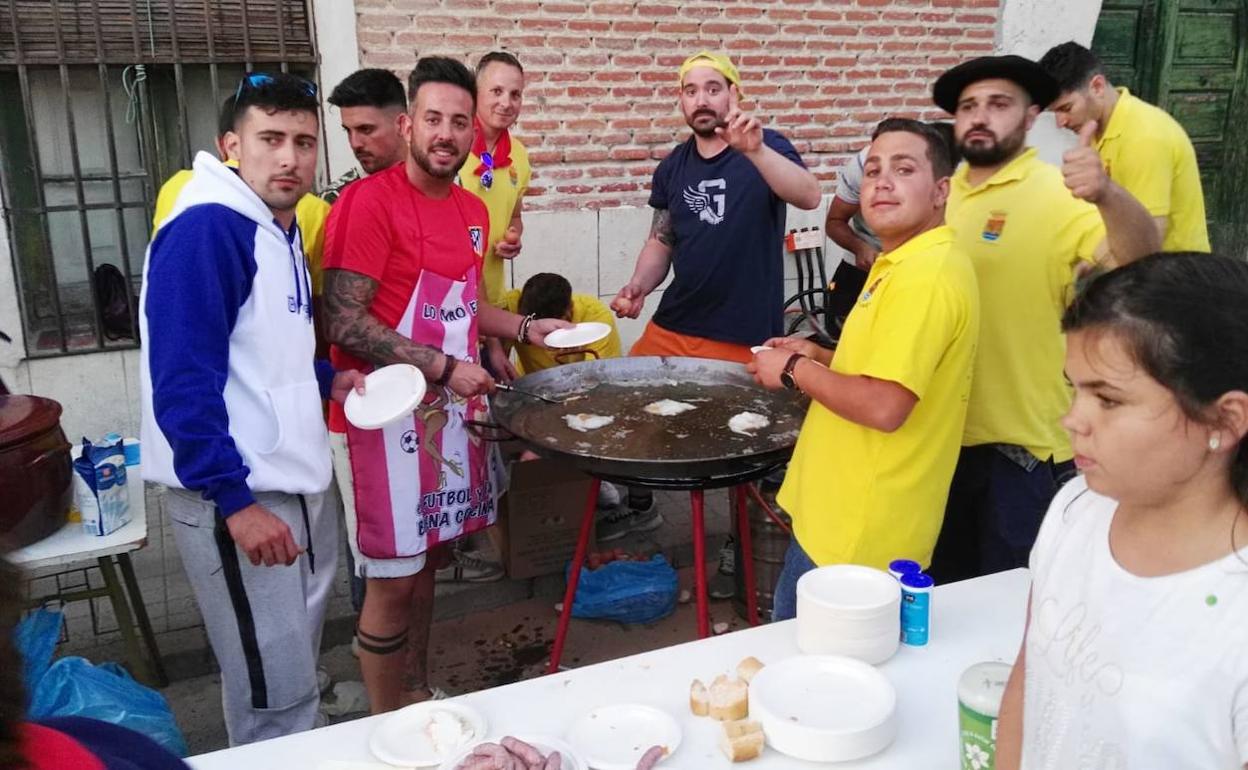 Los miembros de la peña Los Paisanos preparan la merienda. 