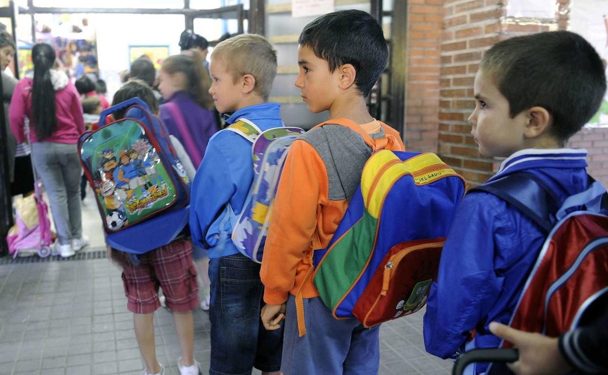 Niños en la entrada del CEIP Pablo Picasso.
