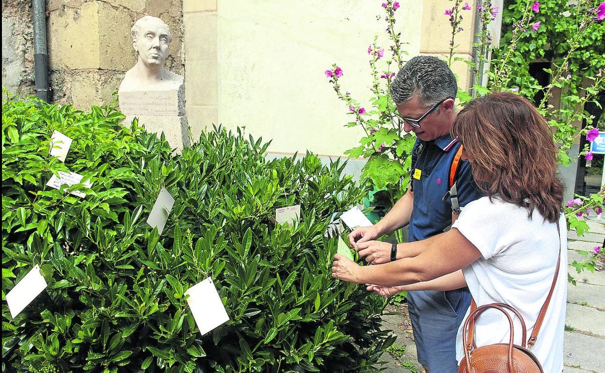 Una pareja coloca una tarjeta de felicitación junto al busto del poeta, ayer, en el patio de la casa-museo de Antonio Machado. 