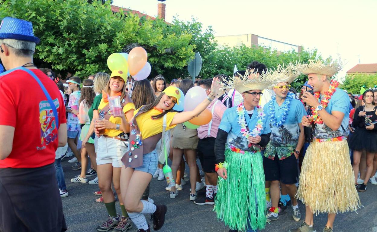 Un grupo de jóvenes inician el desfile del carnaval de verano. 