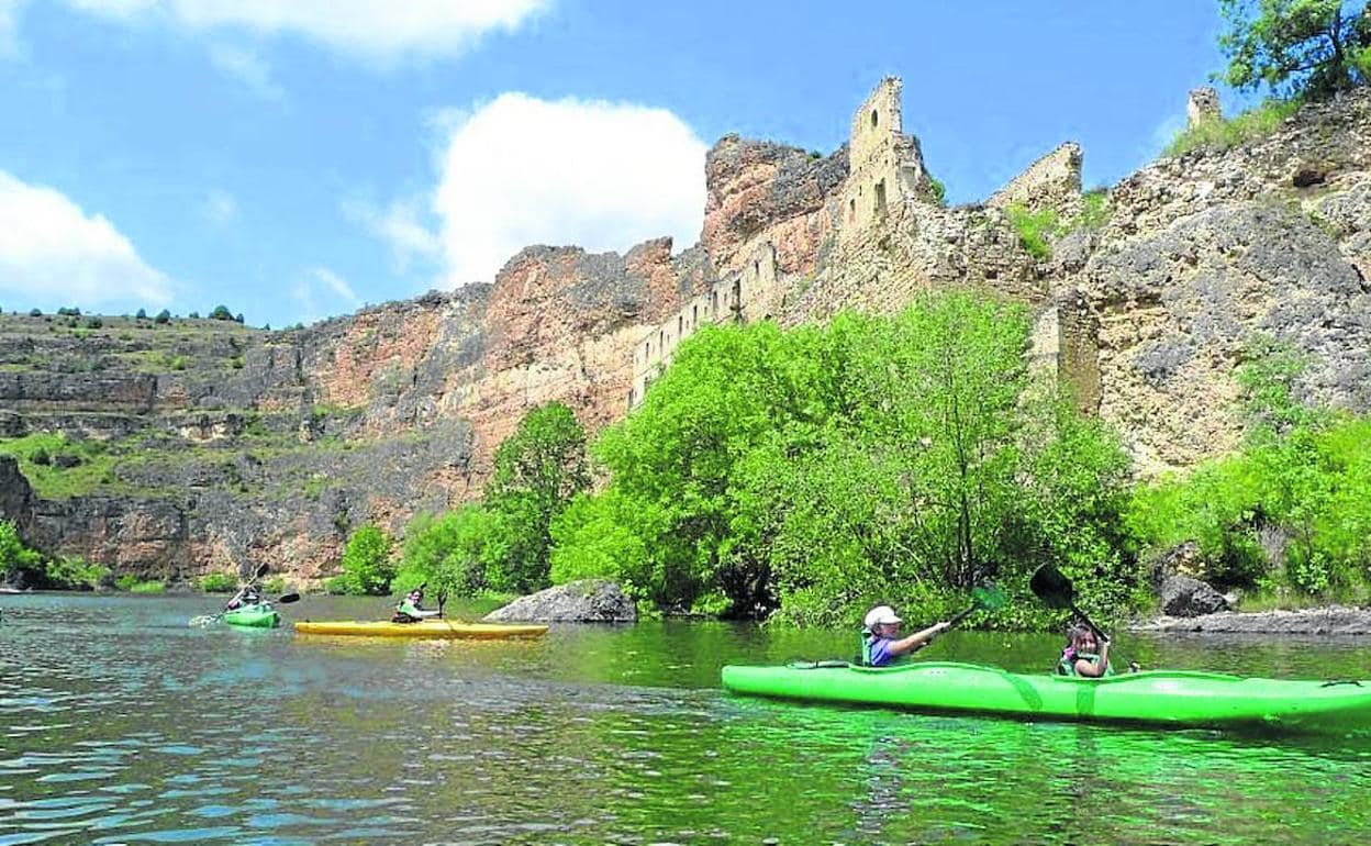 Tres piraguas surcan el río Duratón. La actividad deportiva está muy arraigada en la zona. 