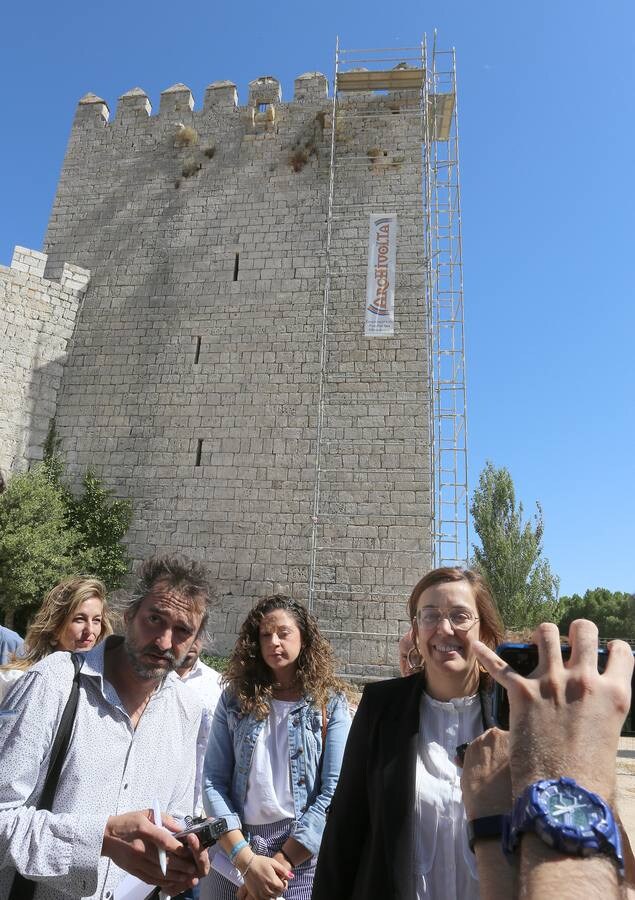 La presidenta de la Diputación de Palencia, Ángeles Armisén (d), visita las obras del Castillo de Monzón de Campos, donde invertirá 12.000 euros de urgencia en el castillo para la reconstrucción de una almena afectada por un desprendimiento el pasado día 13.