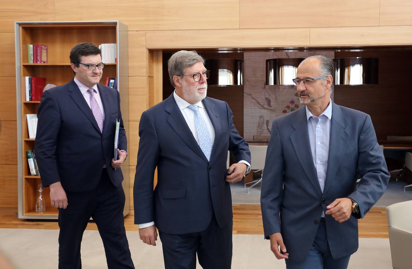 El presidente de las Cortes de Castilla y León, Luis Fuentes Rodríguez, recibe al presidente de Cecale, Santiago Aparicio, dentro de la ronda de contactos que está manteniendo con los actores sociales de la Comunidad.