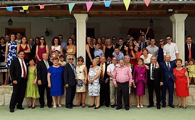 Las parejas con sus respectivos familiares. 