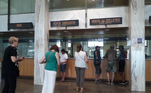 Vestíbulo para la venta de billetes en la estación de Renfe Campo Grande. 