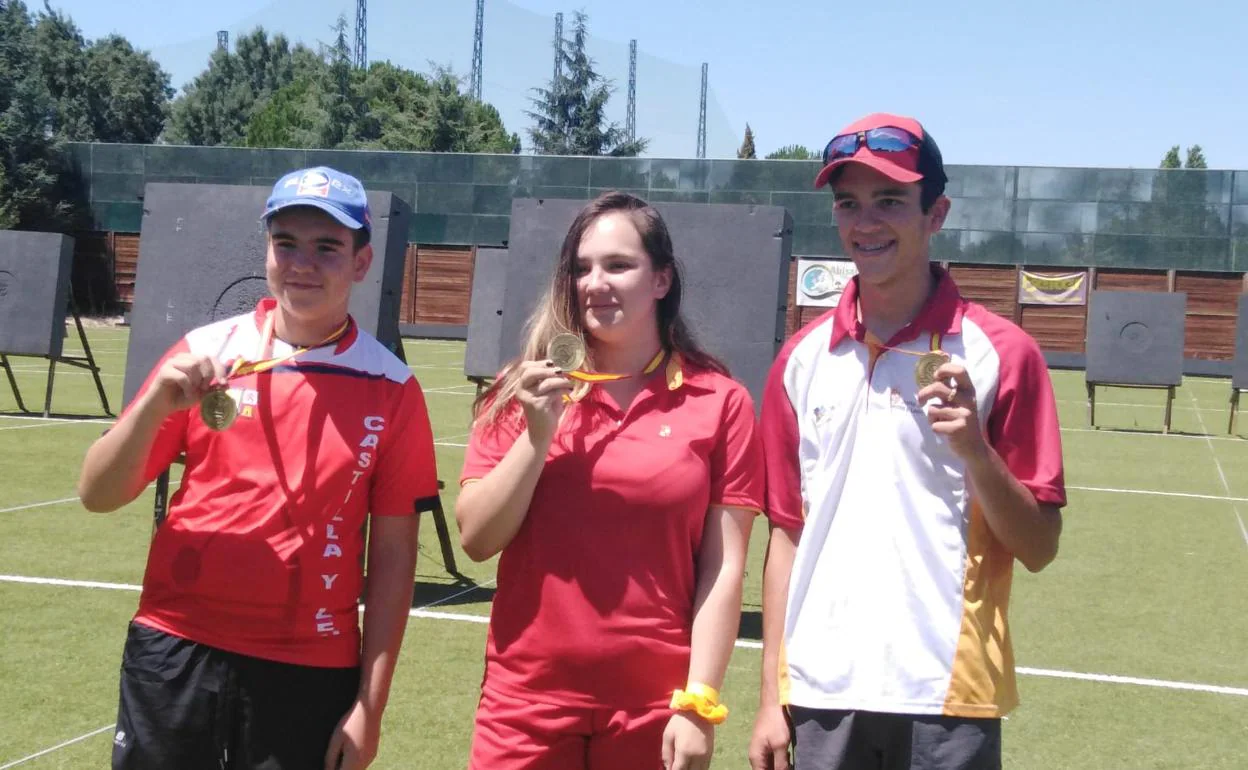 Laura, en el centro, con el equipo de Castilla y León en el Nacional. 