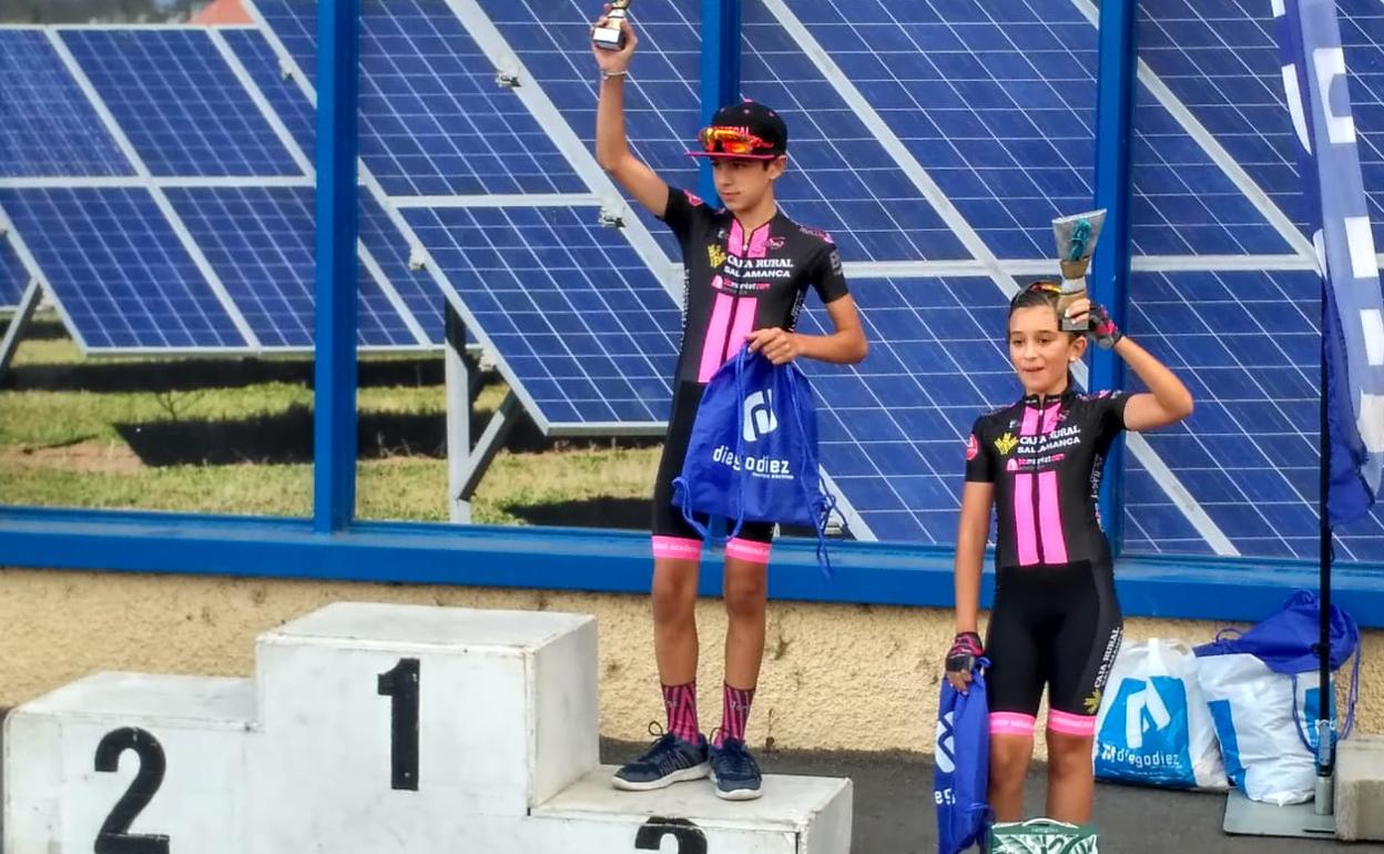 Podio Alevines, Jorge Pablos tercero, Paola Pascua primera fémina. 