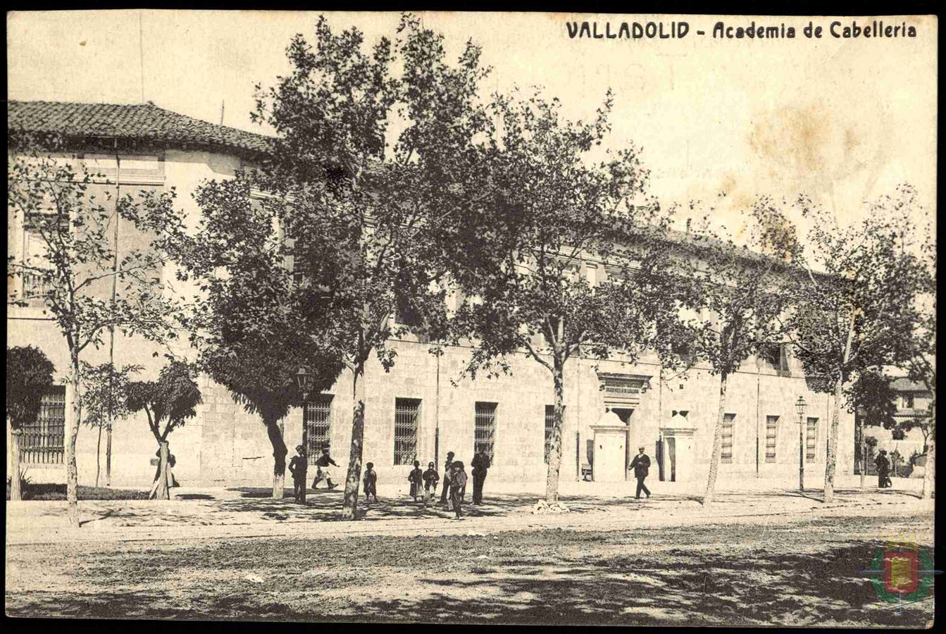 Era popularmente conocida en Valladolid como el 'octógono', debido a la forma del edificio | Su construcción comenzó en agosto de 1847 pero no como edificio militar, sino como futura Prisión Peninsular | Sin embargo, cuando la terminaron, en el año 1850, las autoridades desaconsejaron esta finalidad | Fue entonces cuando, aprovechando la precaria situación en que se encontraba el Colegio de Caballería de Alcalá de Henares, el teniente general Ricardo Shelly, director general de dicha Arma, tomó la decisión de trasladarlo a Valladolid. Era 1852 | Nueve años después, el edificio ya funcionaba como Colegio Militar de Caballería