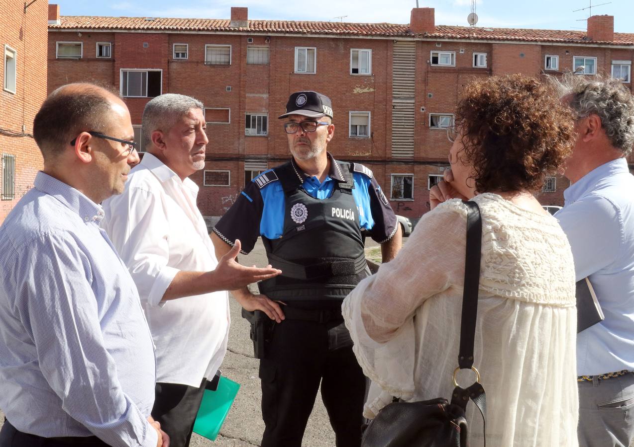 Fotos: Visita de los Concejales a las viviendas de Aramburu con el Mediador Gitano, Esteban Jimenez