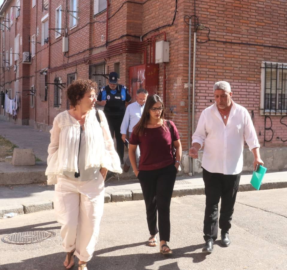 Fotos: Visita de los Concejales a las viviendas de Aramburu con el Mediador Gitano, Esteban Jimenez