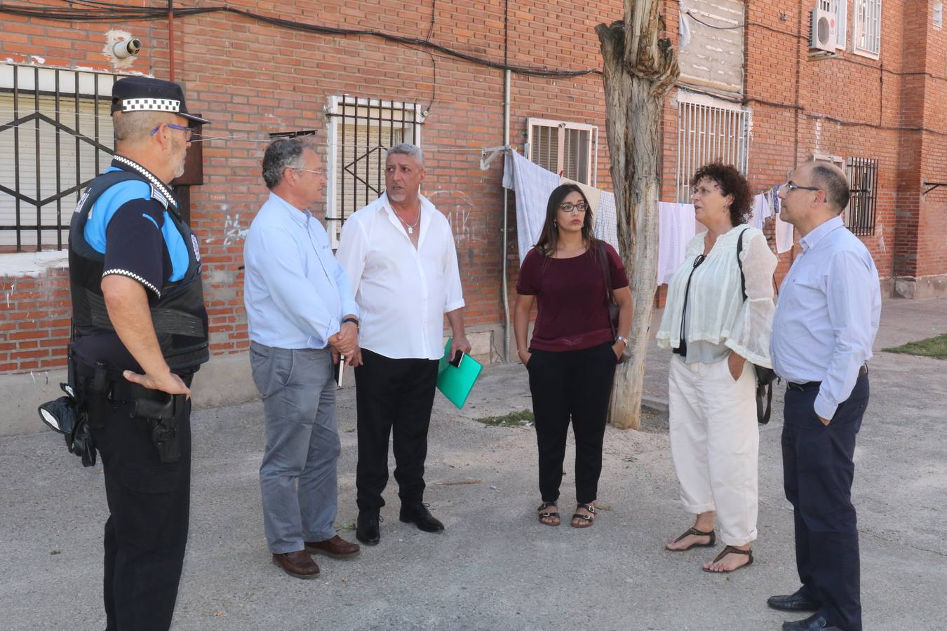 Fotos: Visita de los Concejales a las viviendas de Aramburu con el Mediador Gitano, Esteban Jimenez