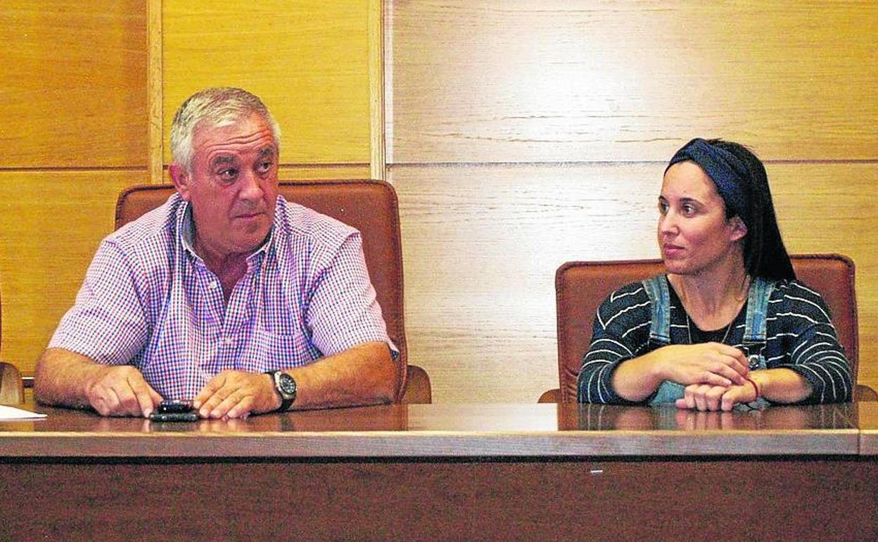Abel Manso Catalina y, a su izquierda, la vicepresidenta, Rebeca Sanz Calvo, durante la sesión plenaria constitutiva del consejo de concejales de la Mancomunidad.