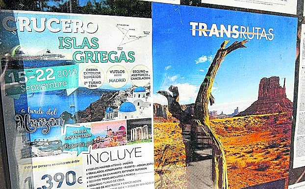 Ofertas en el escaparate de una agencia de viajes de la capital. 