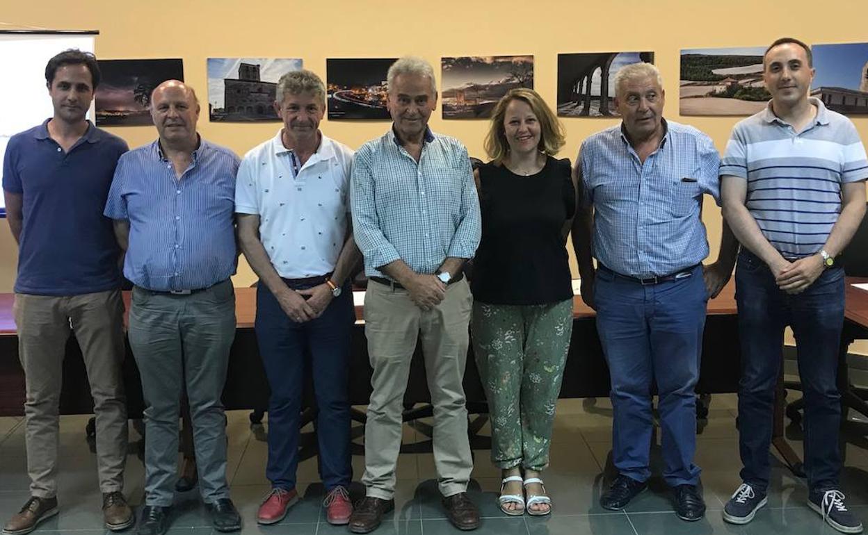 Gonzalo Gerbolés, en el centro, con el nuevo consejo de la Mancomunidad Torozos.