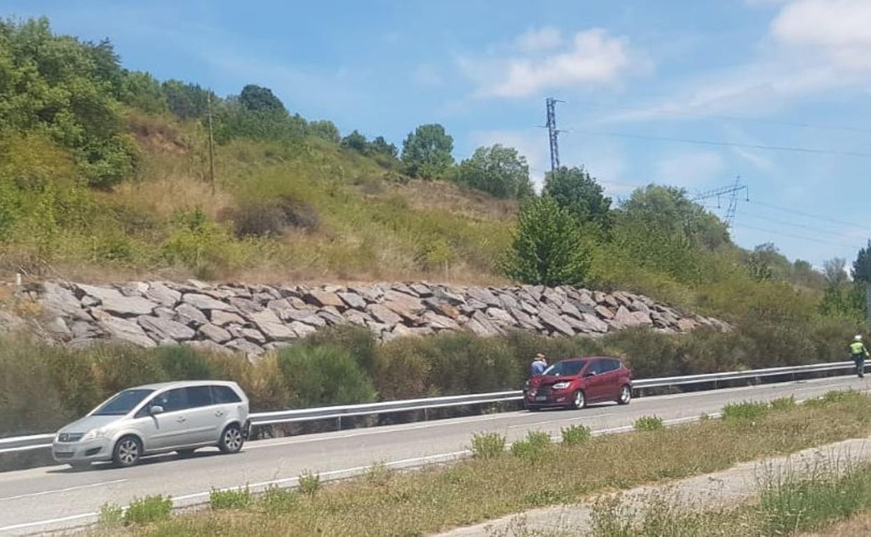 Tres heridos en la colisión entre dos turismos en la A-6 a la altura de Bembibre