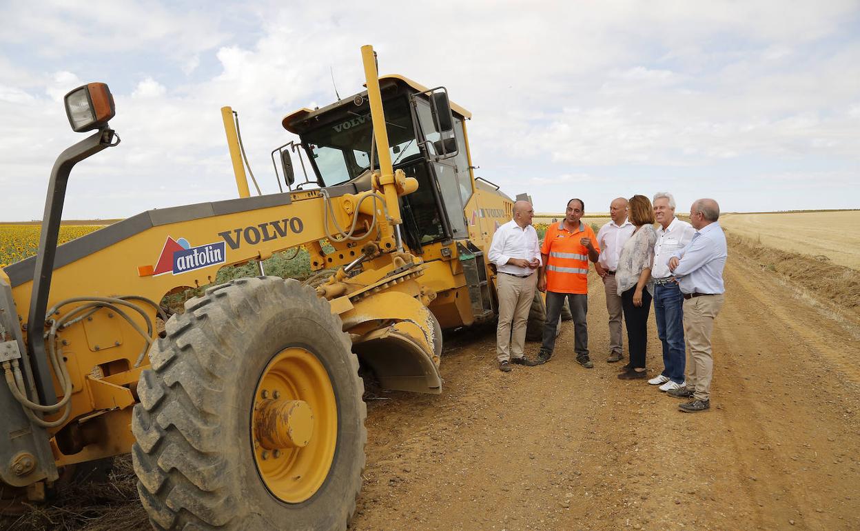 El consejero de Agricultura y la presidenta de la Diputación, en una demostración de limpieza de cunetas contra los topillos. 