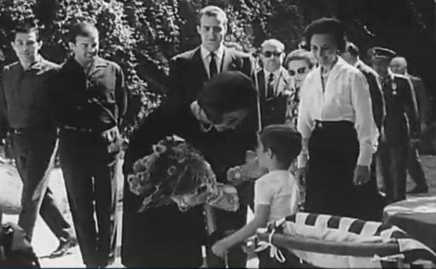 Imagen principal - Doña Sofía recibe un ramo de flores de regalo. Debajo, las vacas bañándose en el río y una imagen de la visita a la finca. 