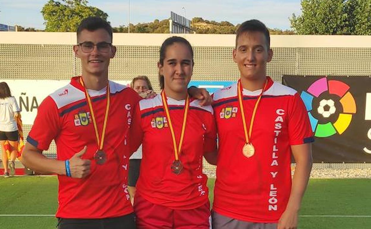 Carlos Iglesias, a la izquierda, con sus compañeros del equipo de Castilla y León. 