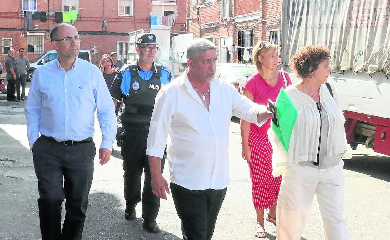 Esteban Jiménez, en el centro, pasea por las calles del grupo Aramburu con los concejales Luis Vélez y Rafaela Romero. 
