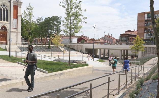 Paso de Rafael Cano, una vez finalizado el adoquinado de las terrazas. 