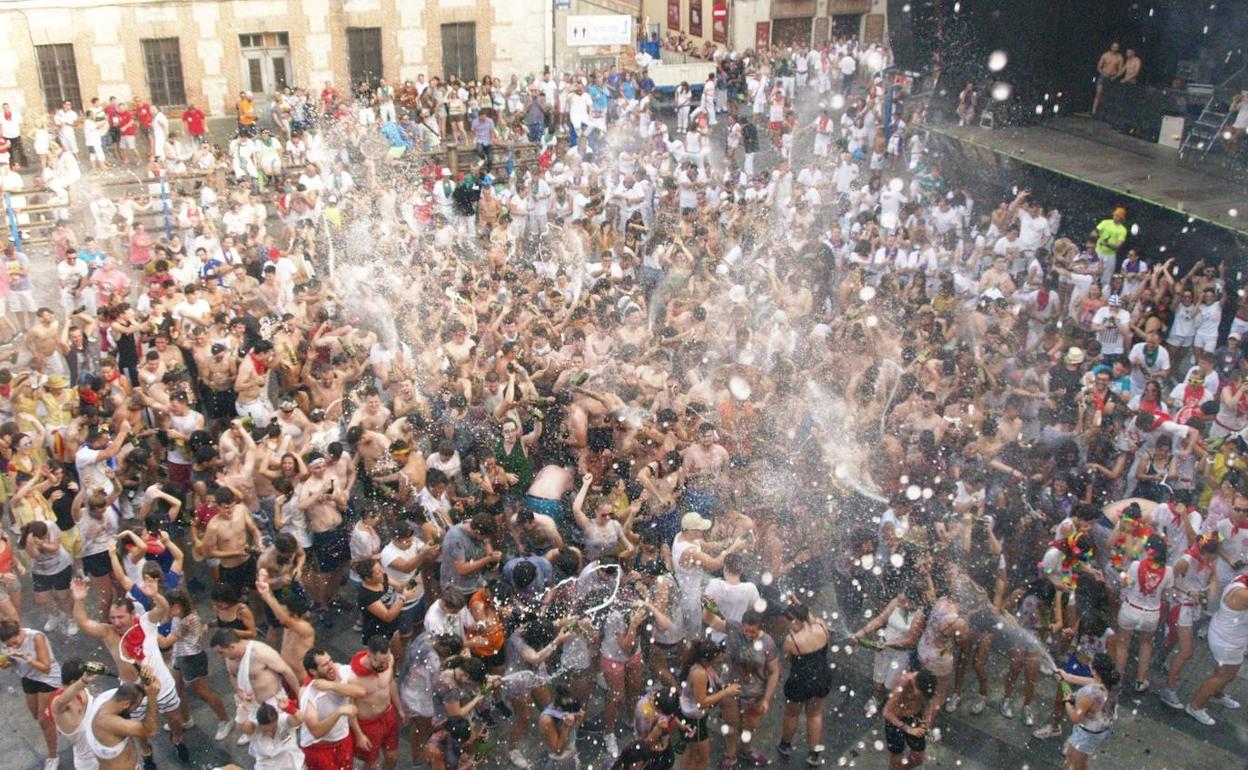 Los peñistas se bañan en cava en el tradicional zambombazo de inicio de las fiestas de Íscar de 2018.