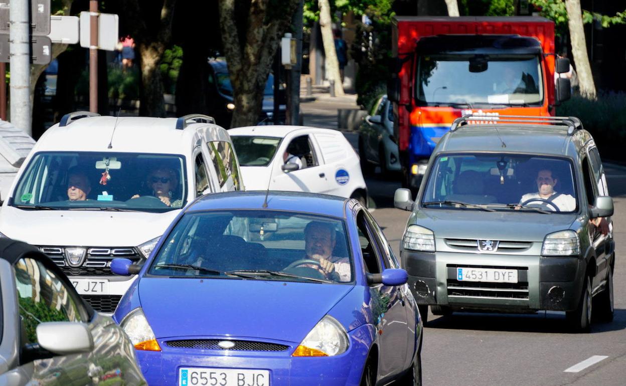 Tráfico denso en la capital a una hora punta para la circulación por el paso de numerosos vehículos. 