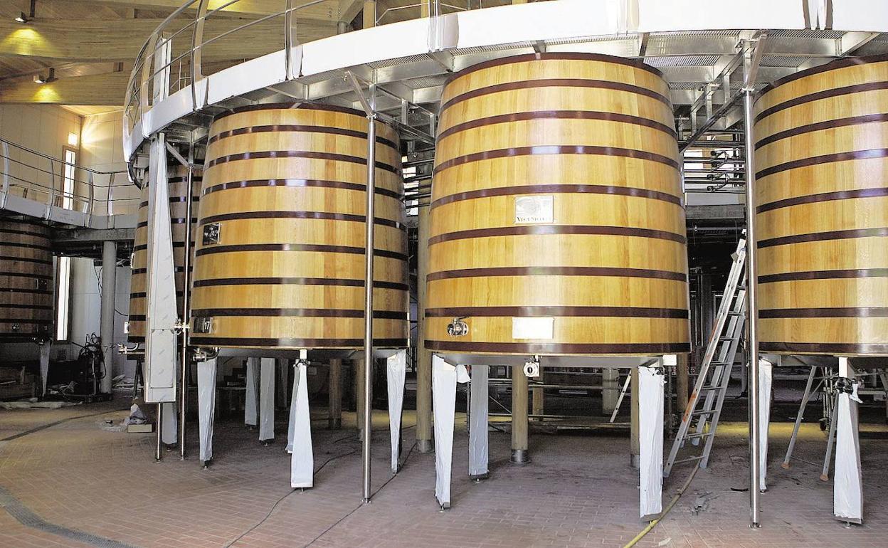 Depósitos de madera de roble francés para la fermentación en Vega Sicilia. 