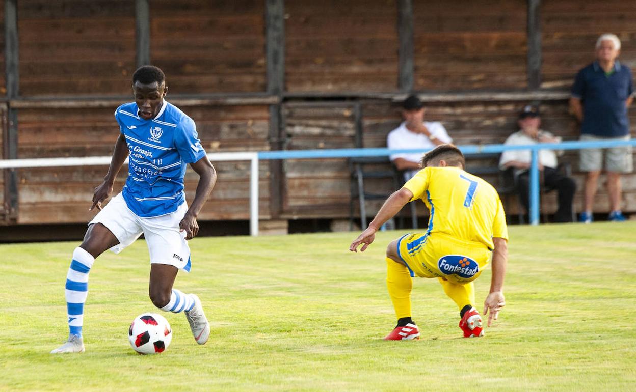 Jonan encara a José Juan en el partido disputado en el campo de El Hospital. 