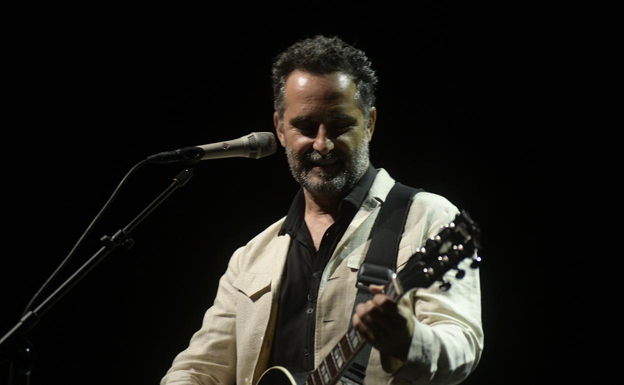 Jorge Drexler, durante el concierto, antes de la tormenta. 