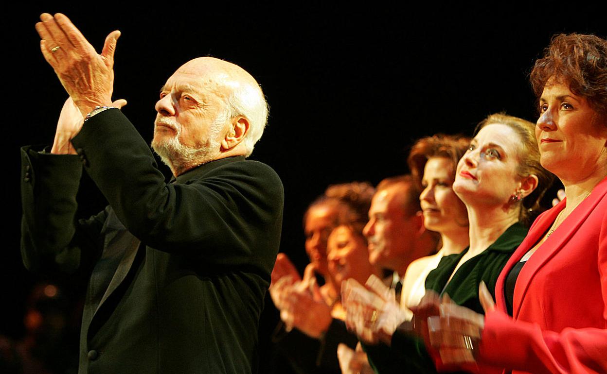 Harold Prince aplaude tras una representación de 'El fantasma de la ópera'. 