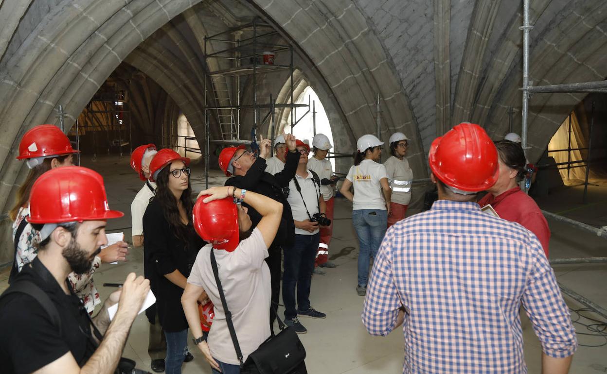 El andamio de 22 metros instalado para la restauración de las bóvedas permitirá ver la seo desde otro punto de vista.