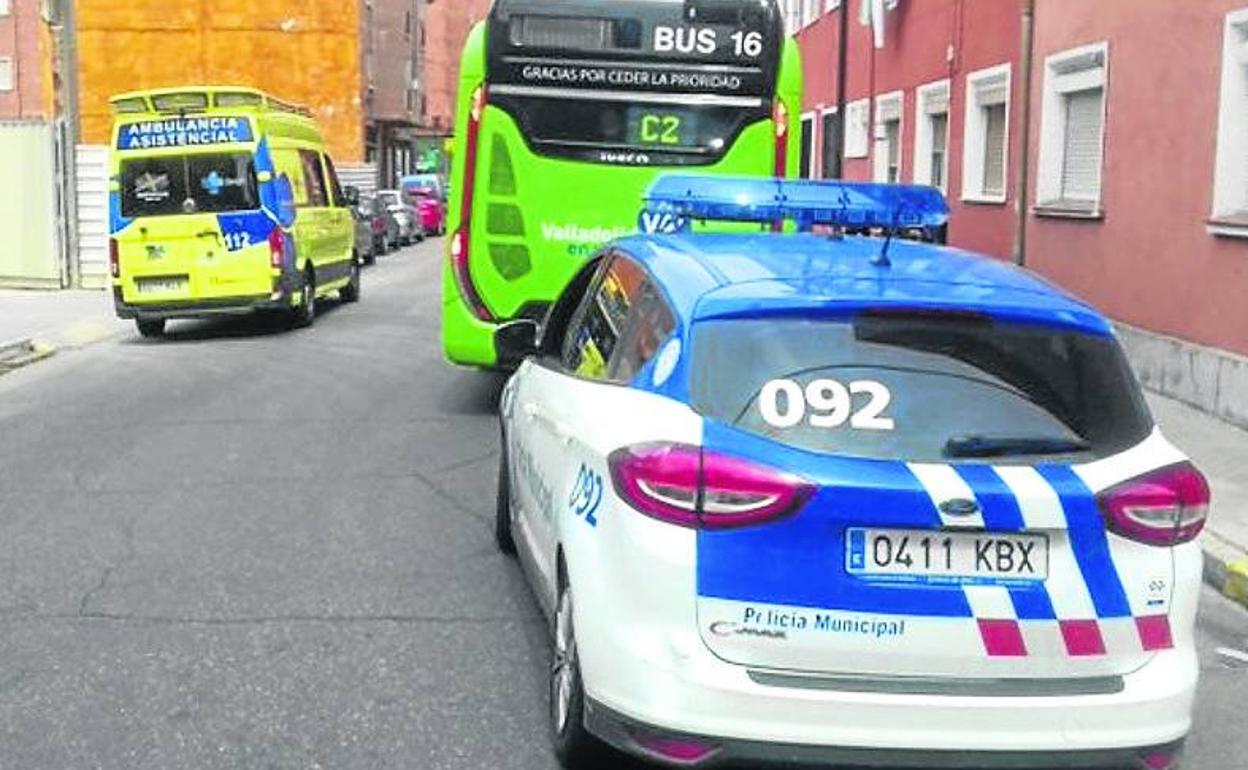 El autobús de la línea C2, parado en la calleHuelva. 