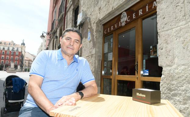 Servando Martínez en su terraza de la calle Jesús. 