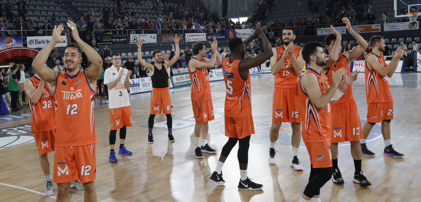 Los jugadores del Palencia Baloncesto aplauden a la afición en el último partido del 'play-off' la pasada temporada. 