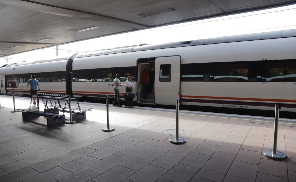 Pasajeros acceden al tren a Madrid de ls 9.45 horas de ayer. 