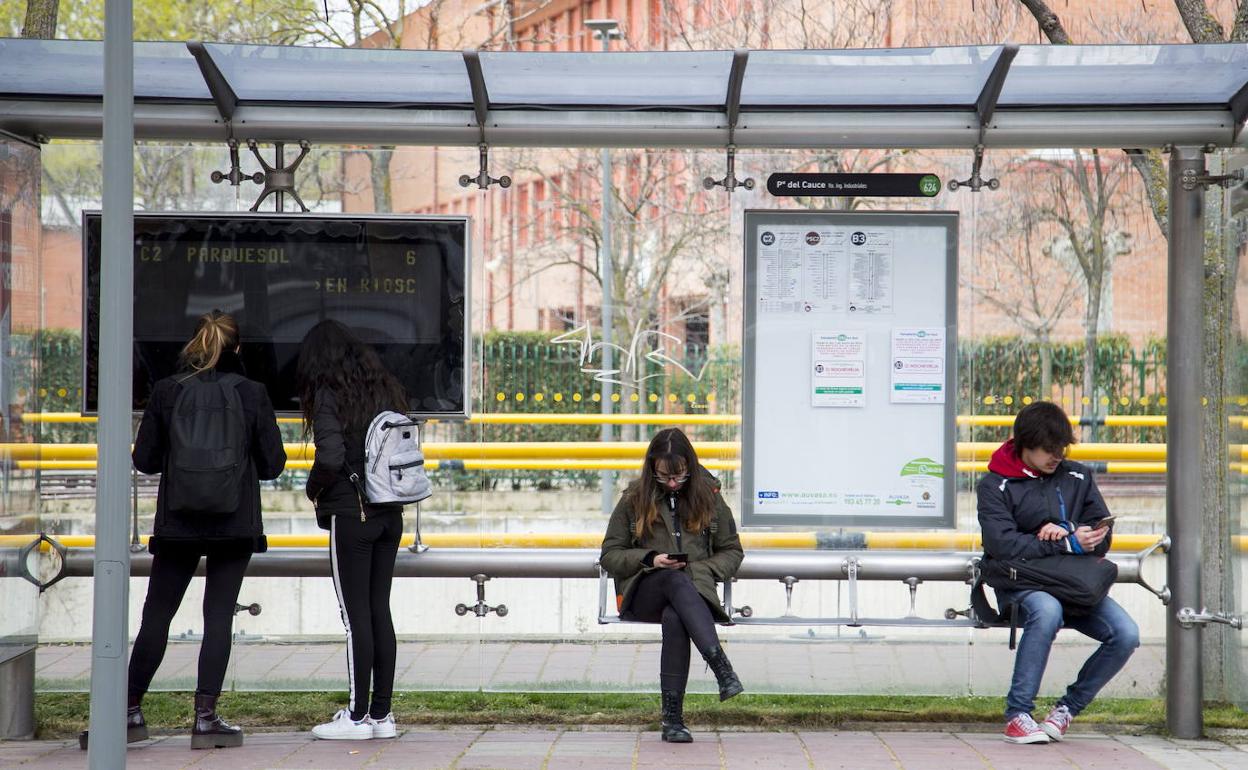 Parada de la Facultad de Industriales de transporte público Auvasa. 