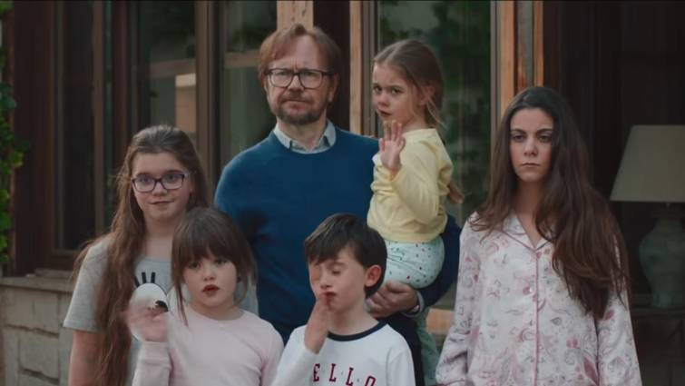 Santiago Segura, junto a los cinco niños que protagonizan la película.