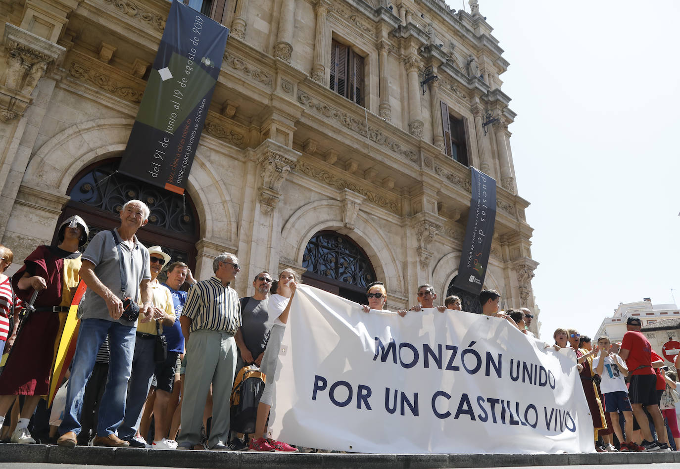 Fotos: Monzón se manifiesta por su castillo
