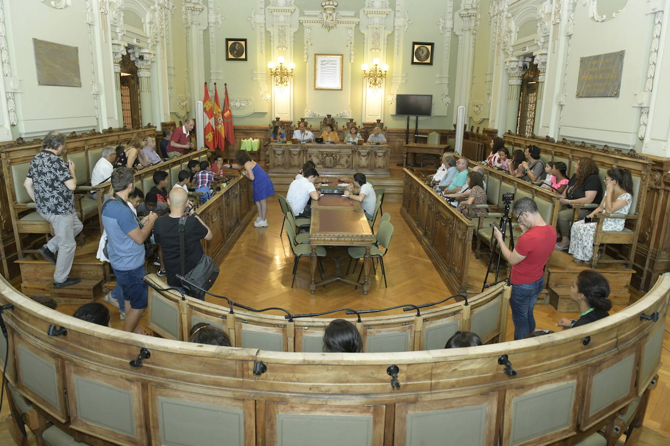 El Ayuntamiento de Valladolid ha recibido este viernes a 16 de los «pequeños embajadores» saharauis que pasan sus 'Vacaciones en paz' en la capital vallisoletana.
