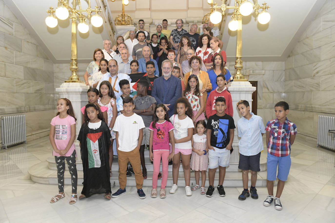 El Ayuntamiento de Valladolid ha recibido este viernes a 16 de los «pequeños embajadores» saharauis que pasan sus 'Vacaciones en paz' en la capital vallisoletana.