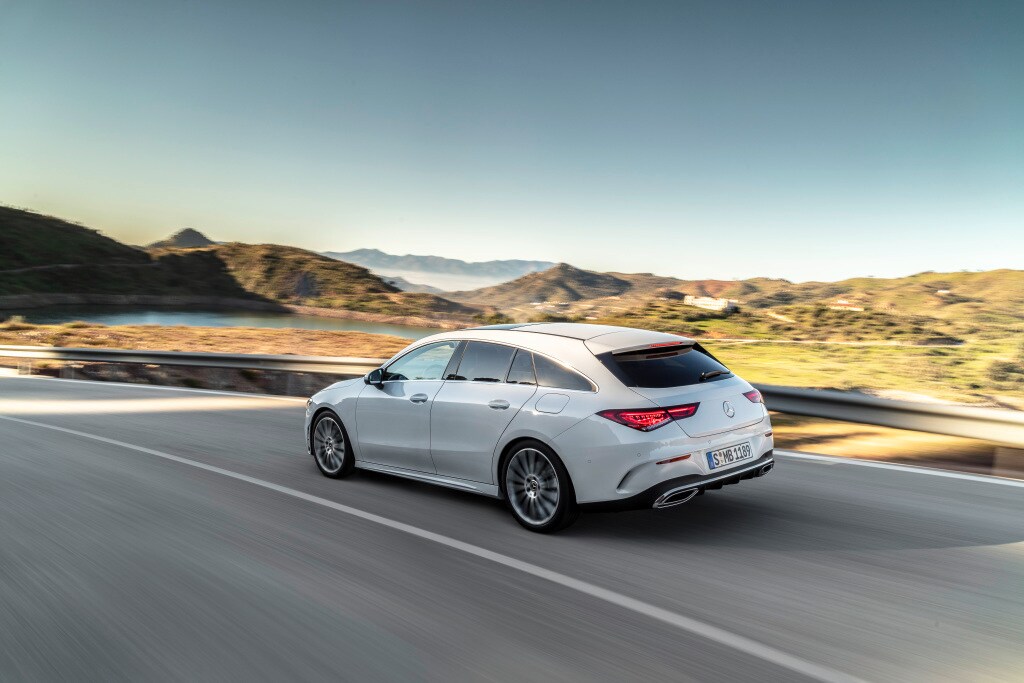 Mercedes acaba de anunciar la próxima comercialización del CLA Shooting Brake, el práctico, deportivo y familiar modelo de la marca de la estrella. La gama se compone de tres versiones gasolina y dos diésel. Los precios arrancan desde 32.550 euros.