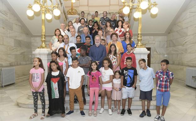 Recibimiento de los niños saharauis en el Ayuntamiento de Valladolid.