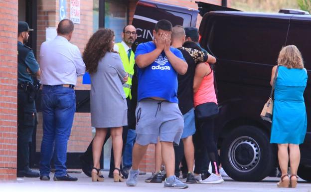 Familiares y autoridades en el centro asistencial de Bembibre.